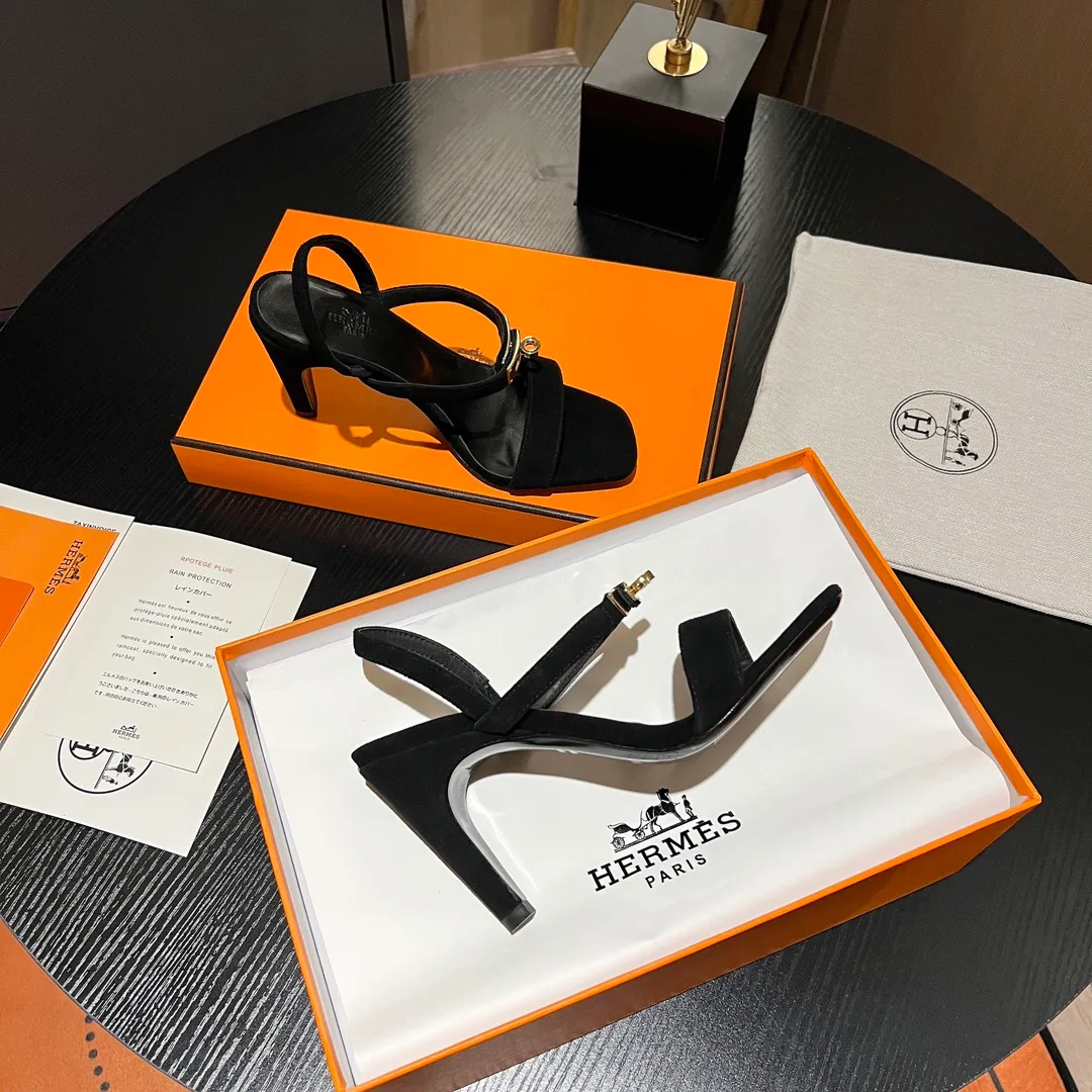👟👟Ex-factory price 600👟👟 💋💋Continue the classics Hermes Classic H high-heeled sandals series————————Fashionable classic and versatile super comfortable It took half a year to disassemble the original version and develop it with craftsmanship and perfection in every detail Simple and smooth design to create a fashionable, classic and soft look 🥰🥰 Material: Original custom-made sheep suede, sheepskin lining for feet, Italian genuine leather outsole ▪️Heel height: 9cm ▪️SIZE: 34-42 (34.41 42 customized, non-returnable and non-exchangeable)